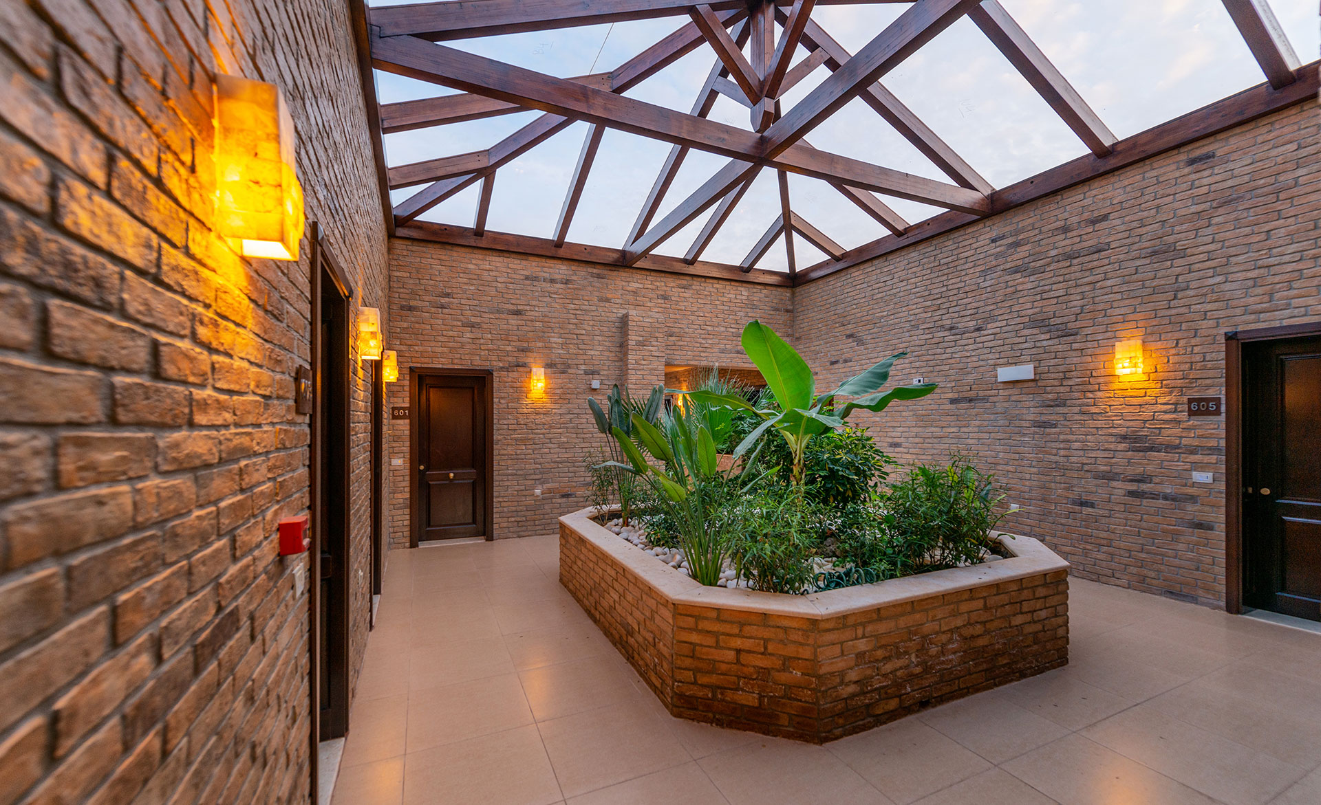 Εσωτερικός κήπος σε χώρο με γυάλινη οροφή, σε ξενοδοχείο στη Σταλίδα, Κρήτη