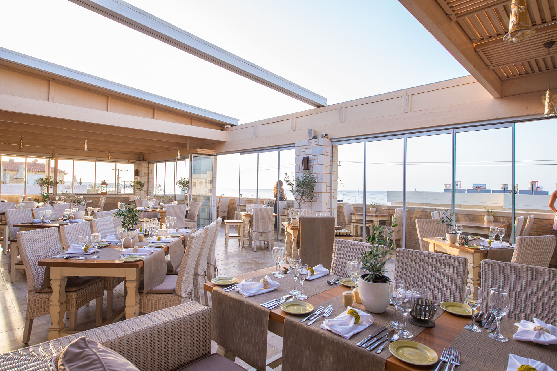 Εστιατόριο ξενοδοχείου με θέα τον μεσημεριανό ουρανό 
