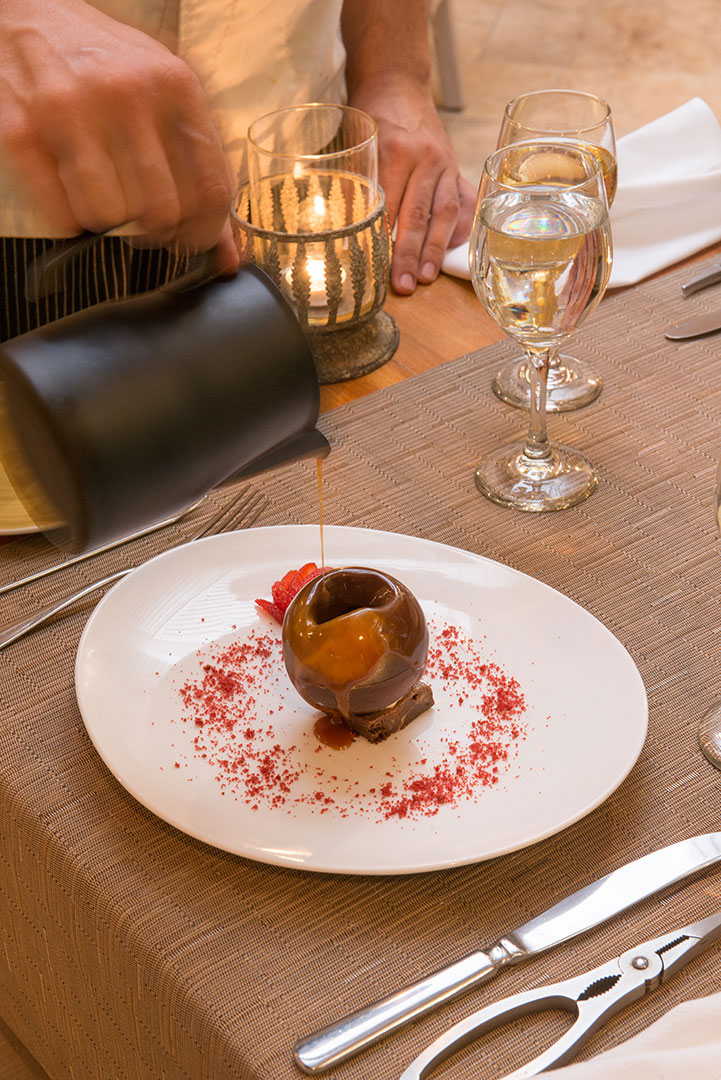 Τραπέζι εστιατορίου με σερβιρισμένο γέυμα