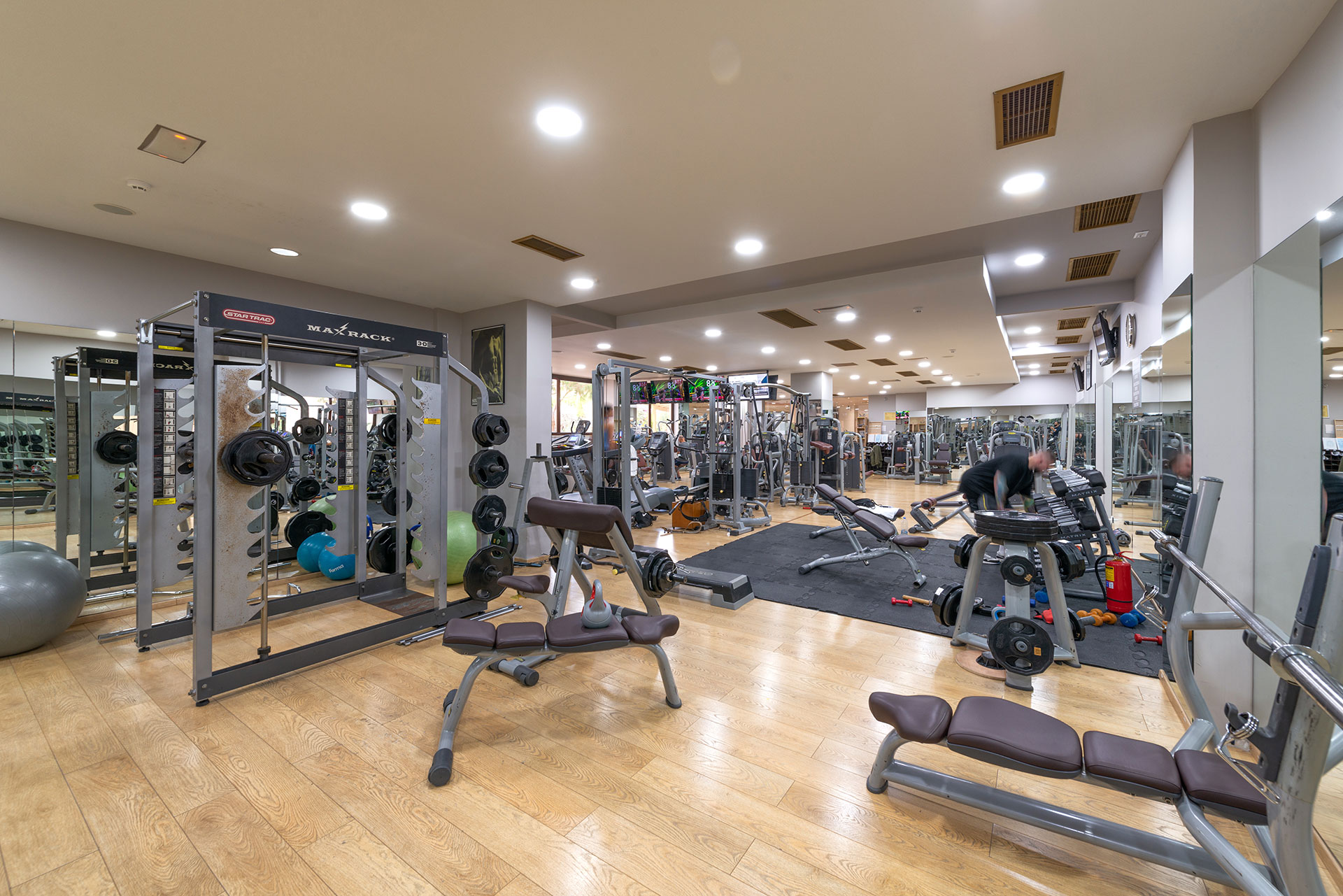 Εσωτερική όψη από το γυμναστήριο του ξενοδοχείου που περιέχει αλτήρες και βαράκια 