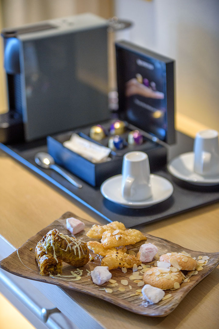 Μηχανή espresso με παραδοσιακά ελληνικά γλυκά, σε ξενοδοχείο στη Σταλίδα, Κρήτη