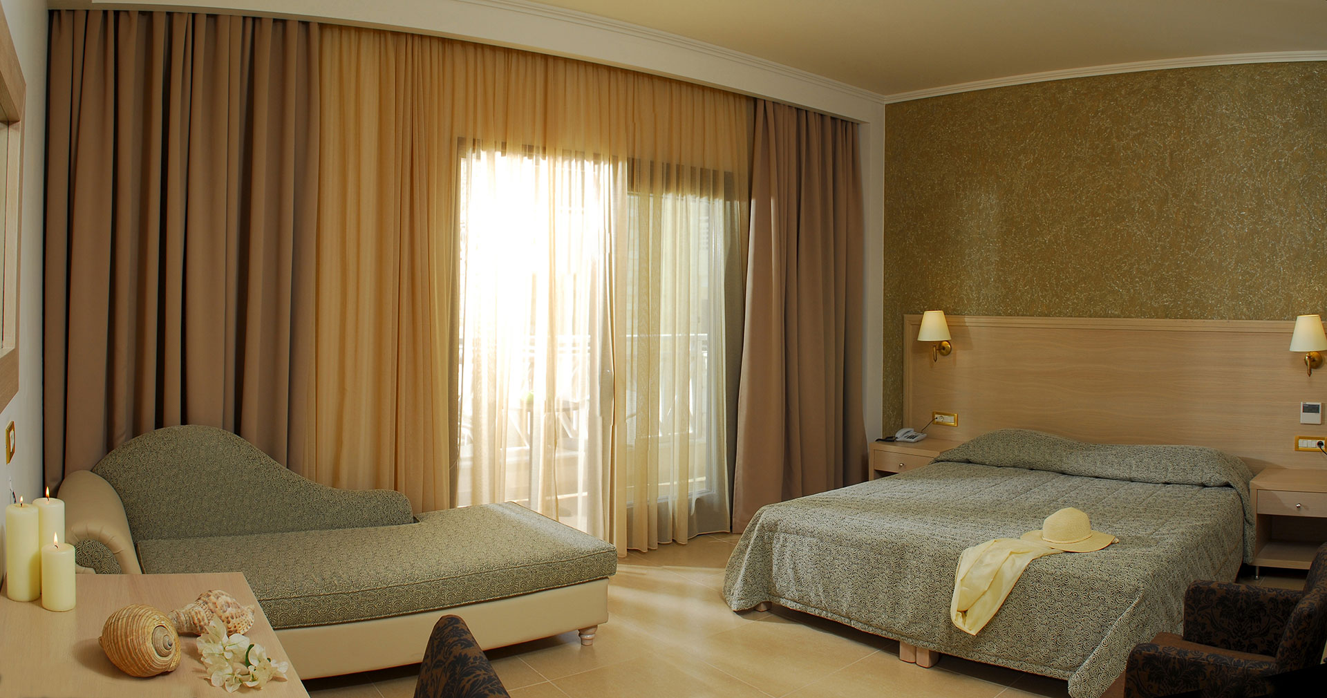 Δωμάτιο ξενοδοχείου με άσπρο και πράσινο χρώμα με ένα διπλό κρεβάτι και ένα μονό όψη δώματιου με κλείστες κουρτίνες