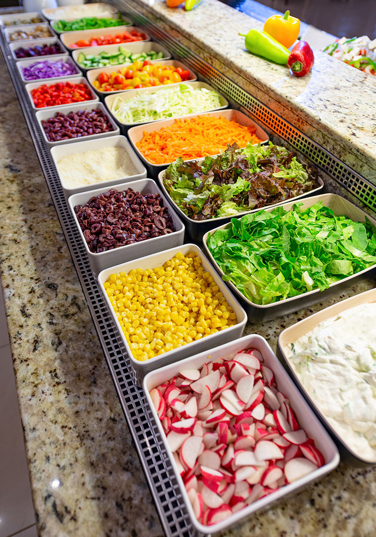 Ξενοδοχείο με μπουφέ που περιέχει δίαφορα λαχανικά