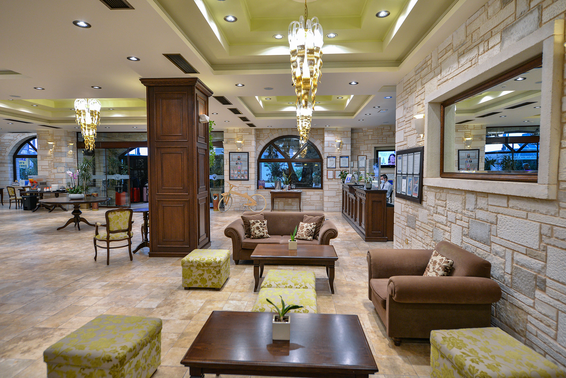 Hotel lobby with couches, armchairs and mirror