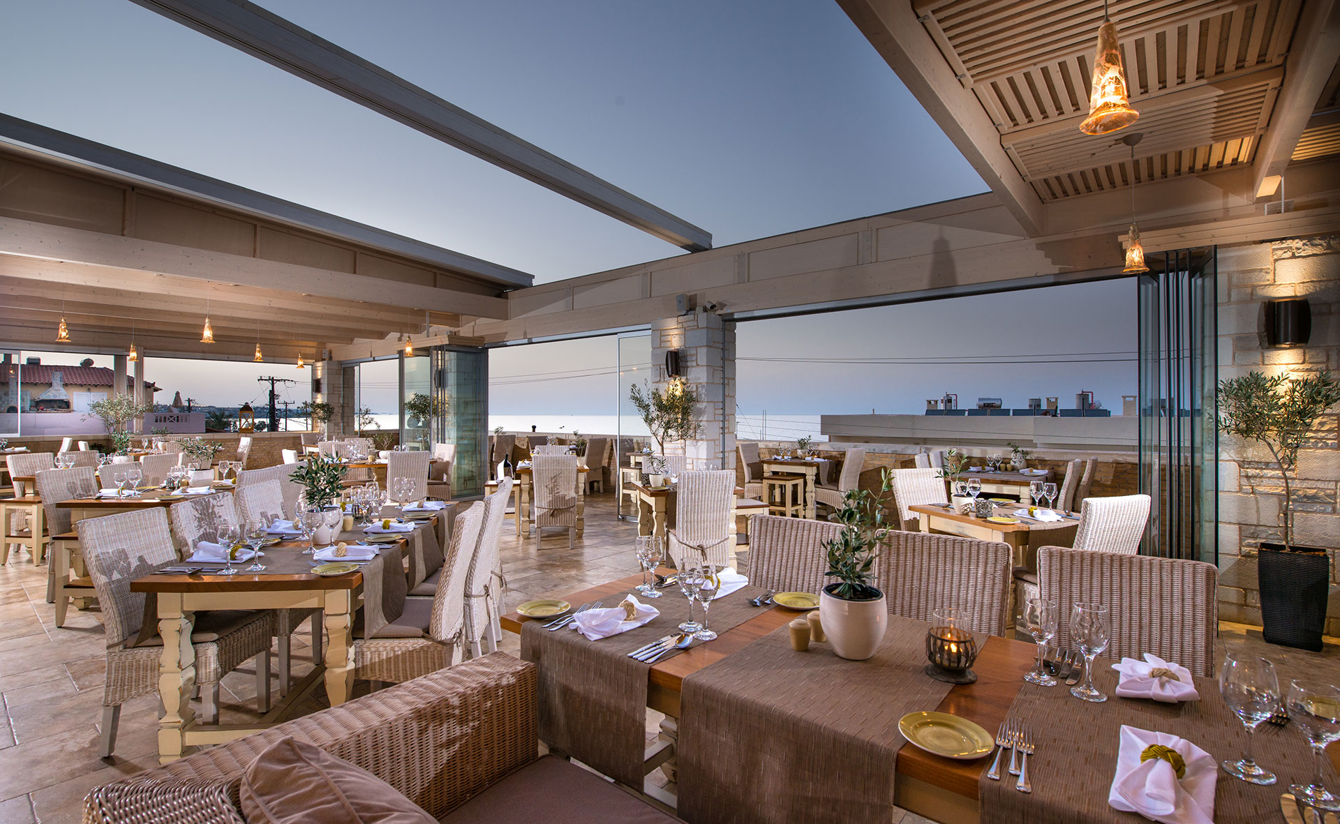 Εστιατόριο ξενοδοχείου με θέα τον απογευματινό ουρανό 