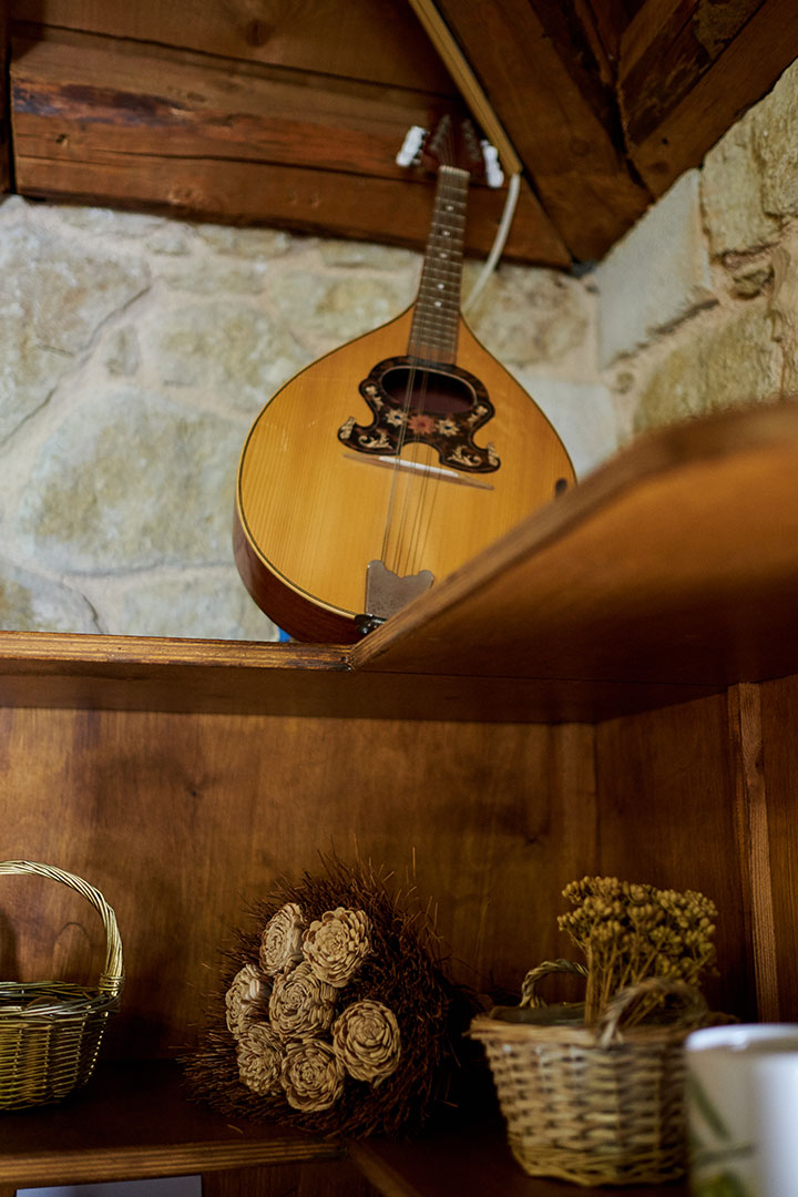 Καφενείο ξενοδοχείου με δίαφορα είδη διακόσμησης 