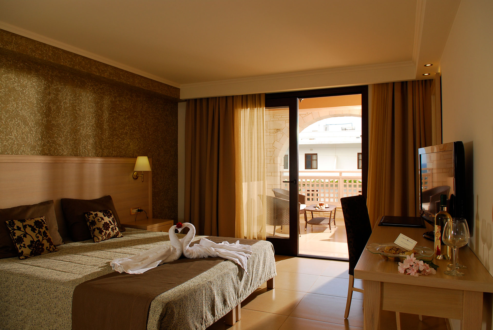 Δωμάτιο ξενοδοχείου με διπλό κρεβάτι χρώματος άσπρου και πρασίνου μαζί με τραπέζι και μπαλκόνι χρώματος άσπρου και πρασίνου μαζί με τραπέζι και μπαλκόνι το πρωί